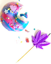 Cargar imagen en el visor de la galería, 420 Novelty Joint and Purple Pot Leaf Adult Cake Candles